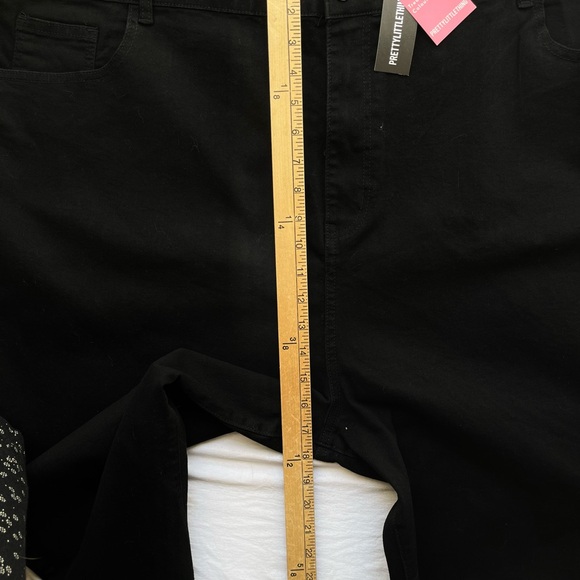 Size 26 NWTG/ PRETTYLITTLETHINGS PLUS/ black jeans - Picture 5 of 6